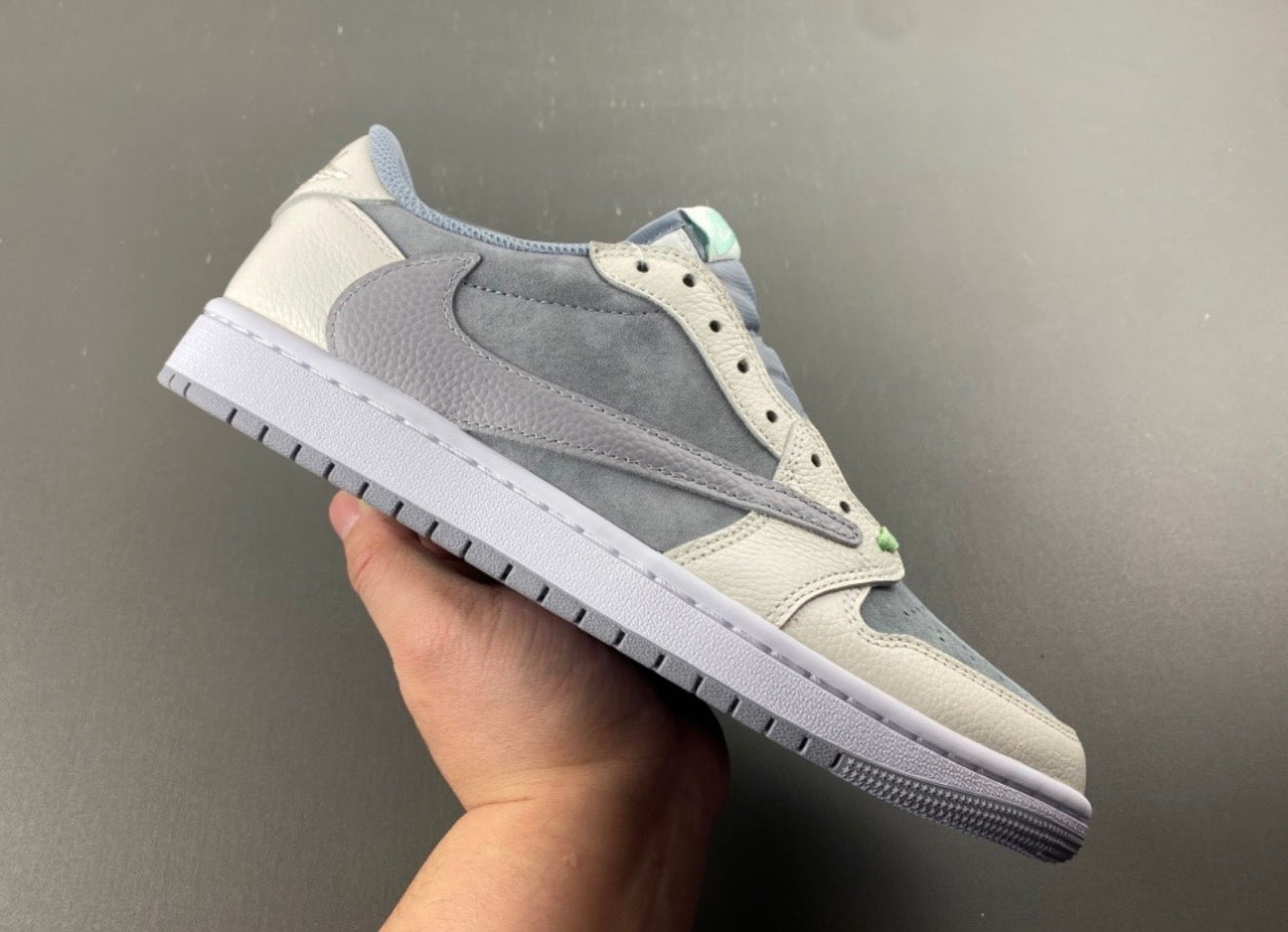 JORDAN 1 LOW TRAVIS SCOTT