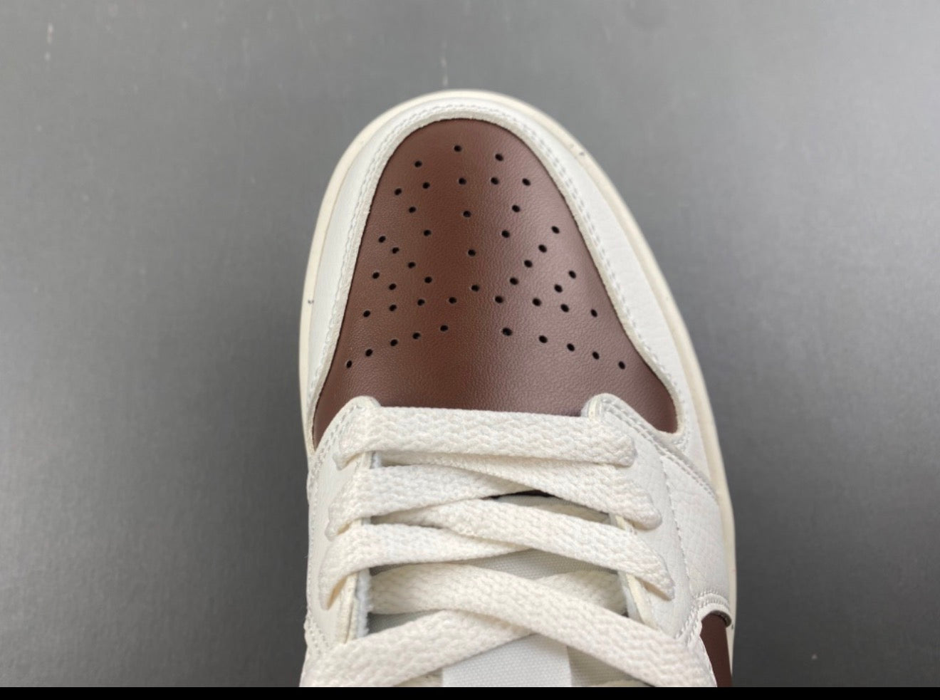 JORDAN 1 LOW TRAVIS SCOTT