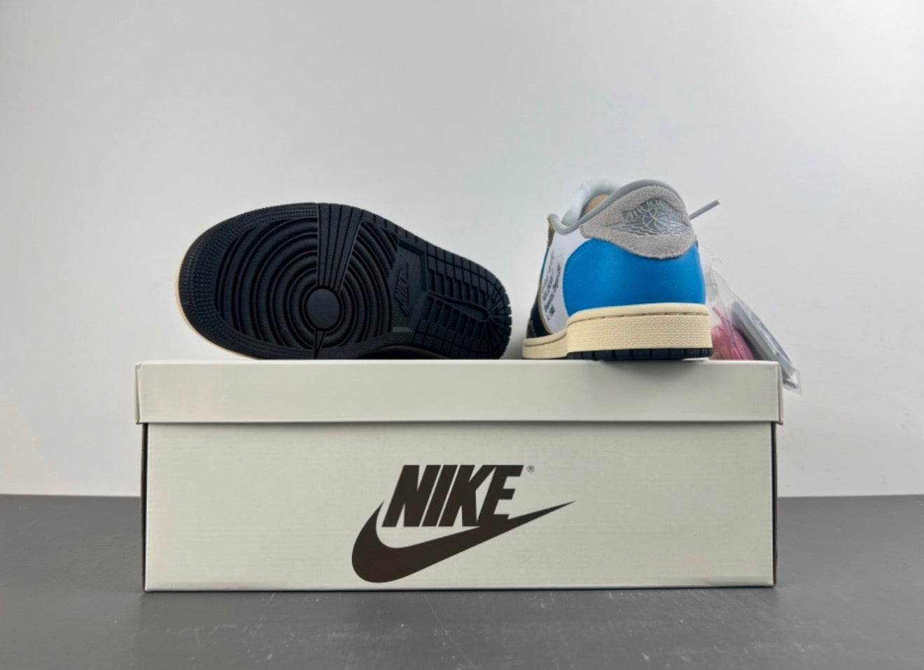 JORDAN 1 LOW TRAVIS SCOTT
