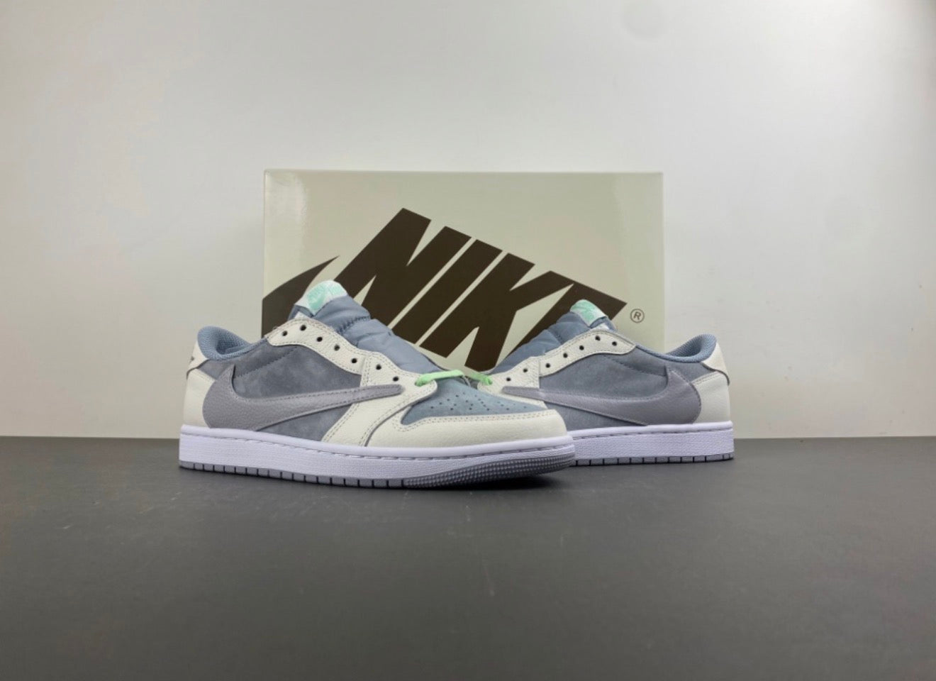 JORDAN 1 LOW TRAVIS SCOTT