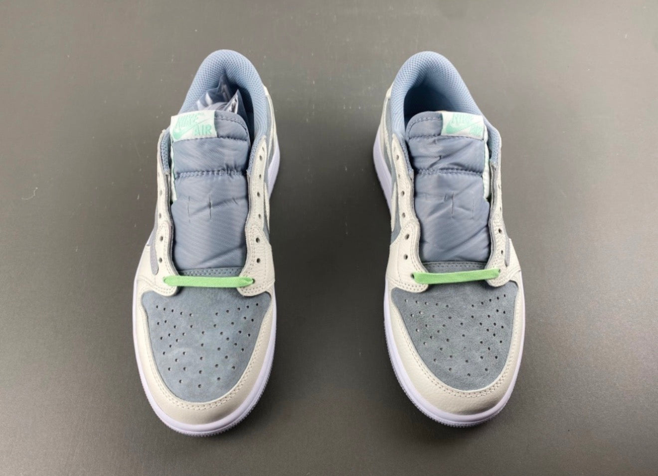 JORDAN 1 LOW TRAVIS SCOTT