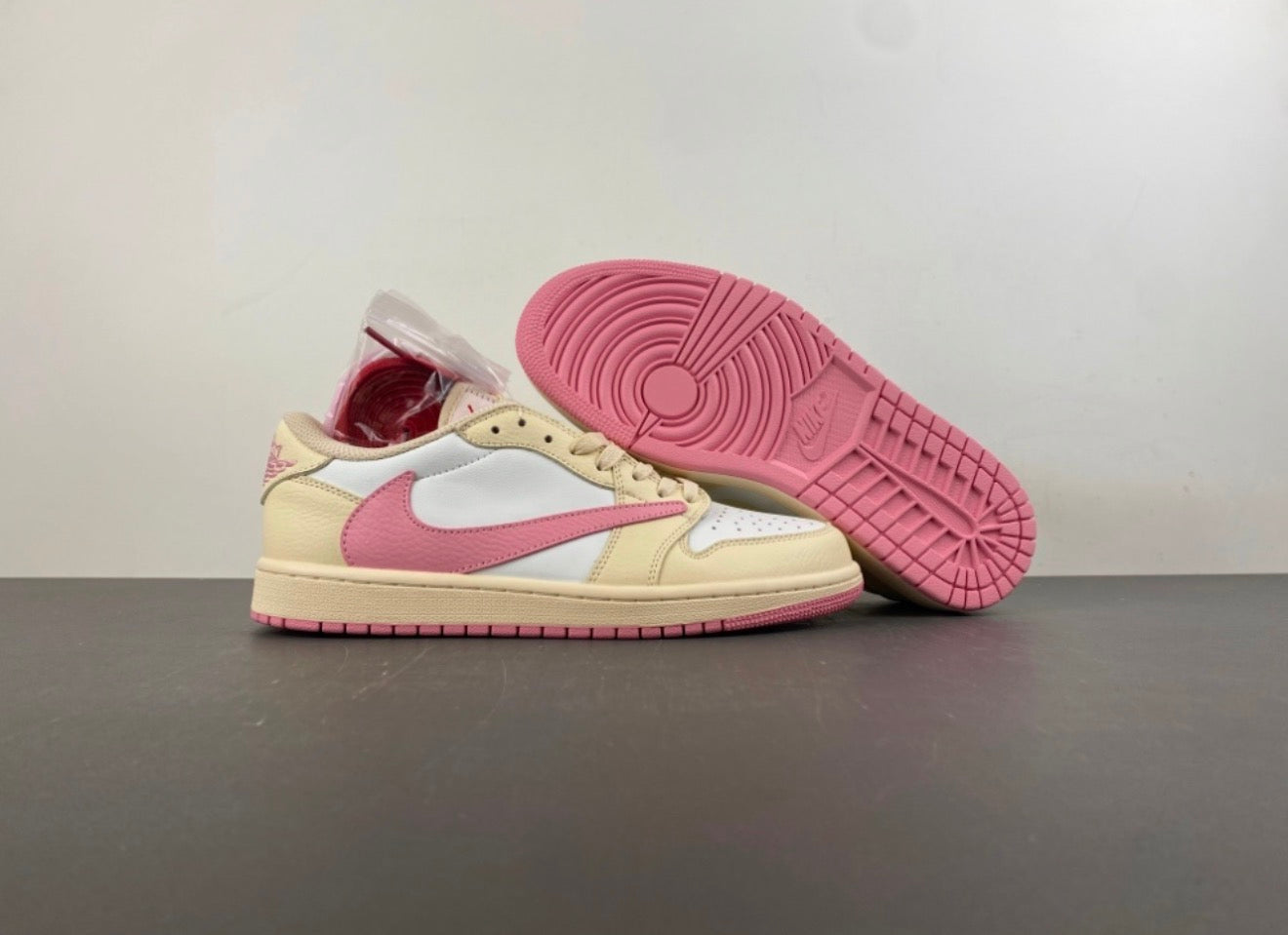 JORDAN 1 LOW TRAVIS SCOTT