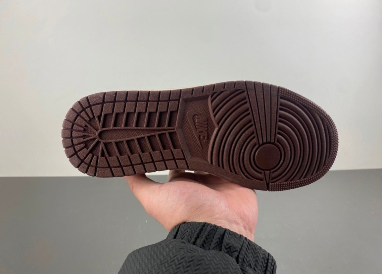 JORDAN 1 LOW TRAVIS SCOTT
