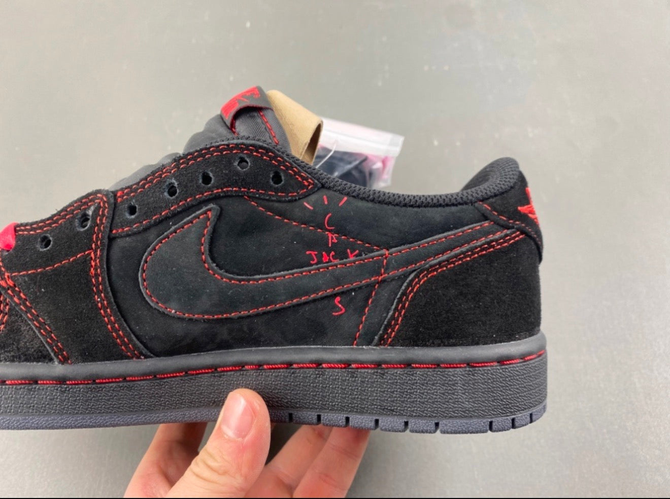 JORDAN 1 LOW TRAVIS SCOTT