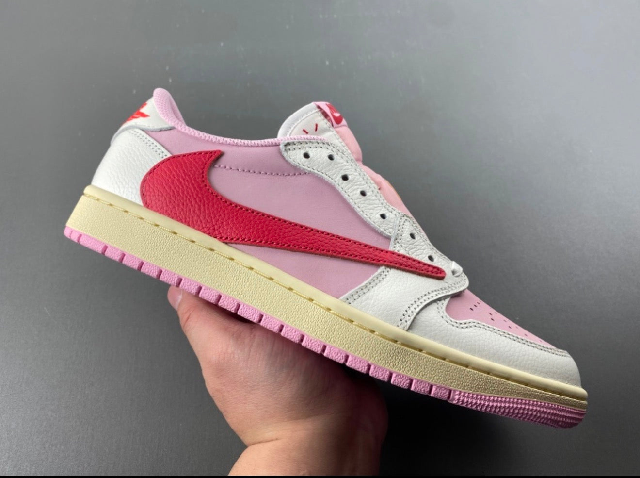 JORDAN 1 LOW TRAVIS SCOTT