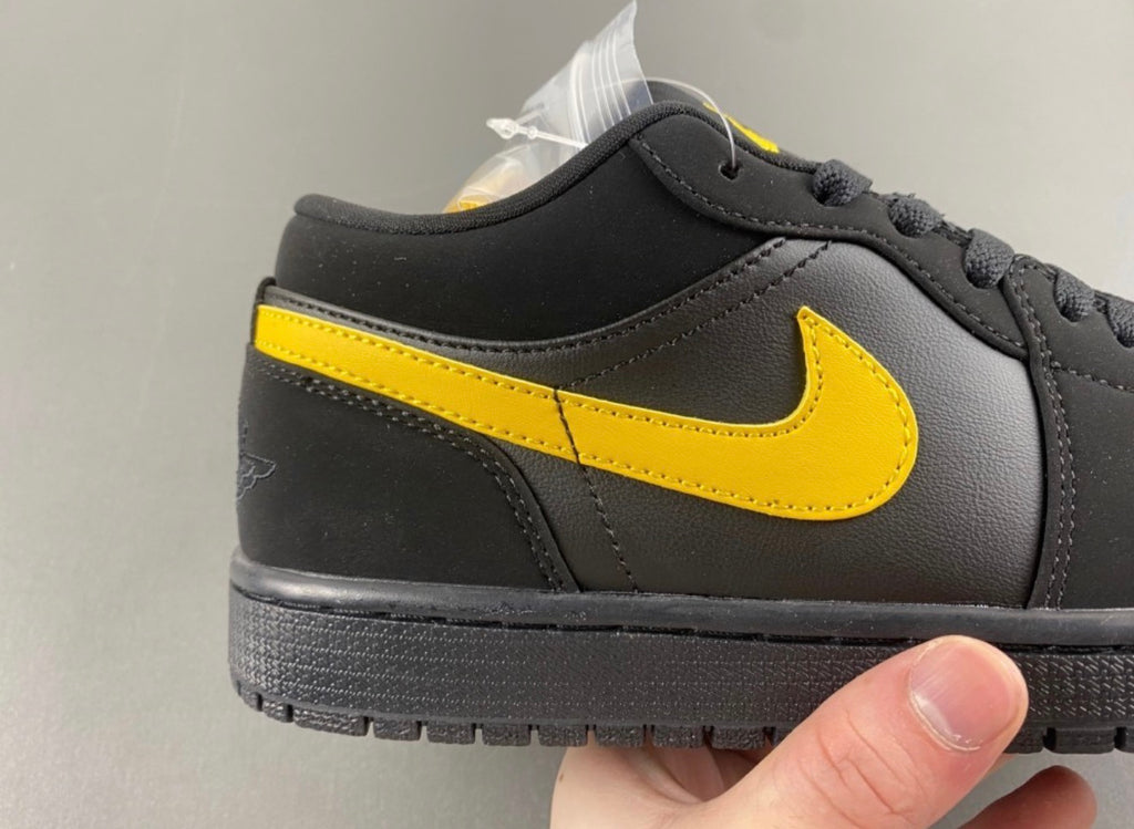 JORDAN 1 LOW TRAVIS SCOTT