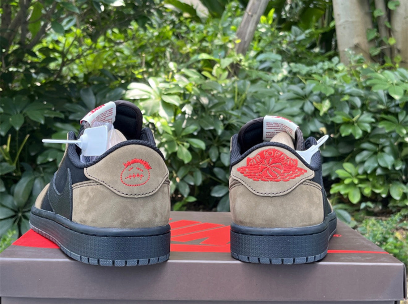 JORDAN 1 LOW TRAVIS SCOTT