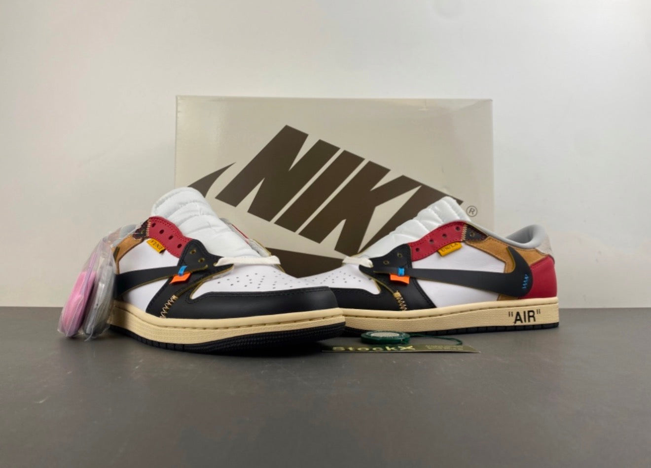 JORDAN 1 LOW TRAVIS SCOTT