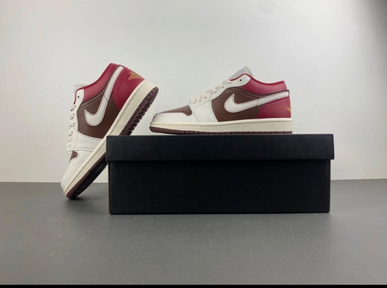 JORDAN 1 LOW TRAVIS SCOTT