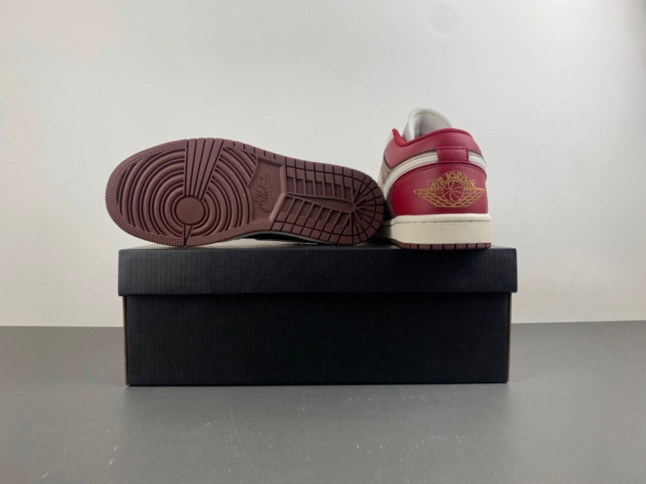 JORDAN 1 LOW TRAVIS SCOTT