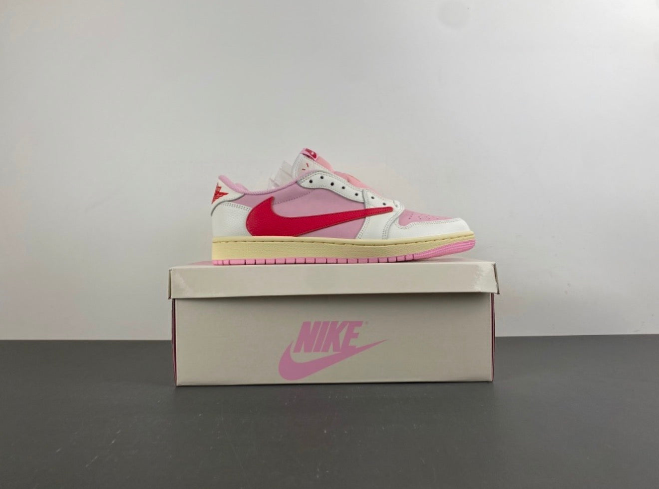 JORDAN 1 LOW TRAVIS SCOTT