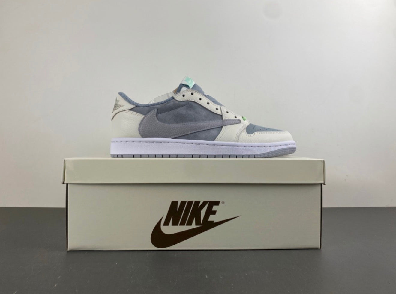 JORDAN 1 LOW TRAVIS SCOTT