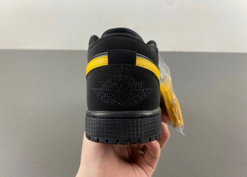 JORDAN 1 LOW TRAVIS SCOTT