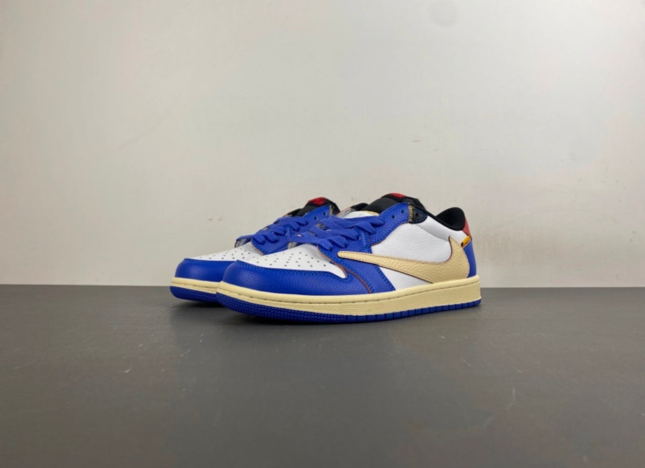 JORDAN 1 LOW TRAVIS SCOTT