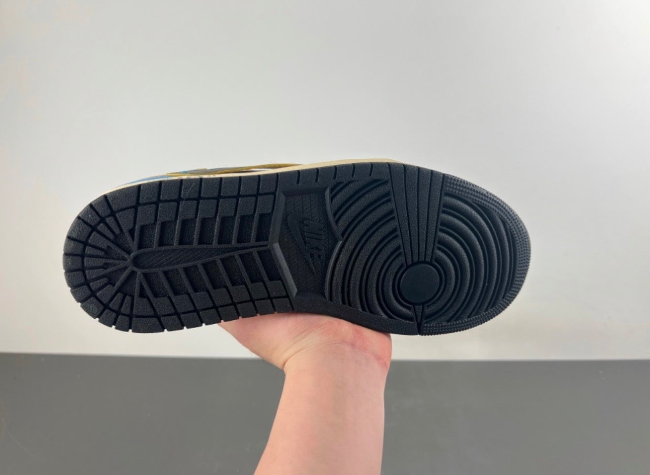 JORDAN 1 LOW TRAVIS SCOTT