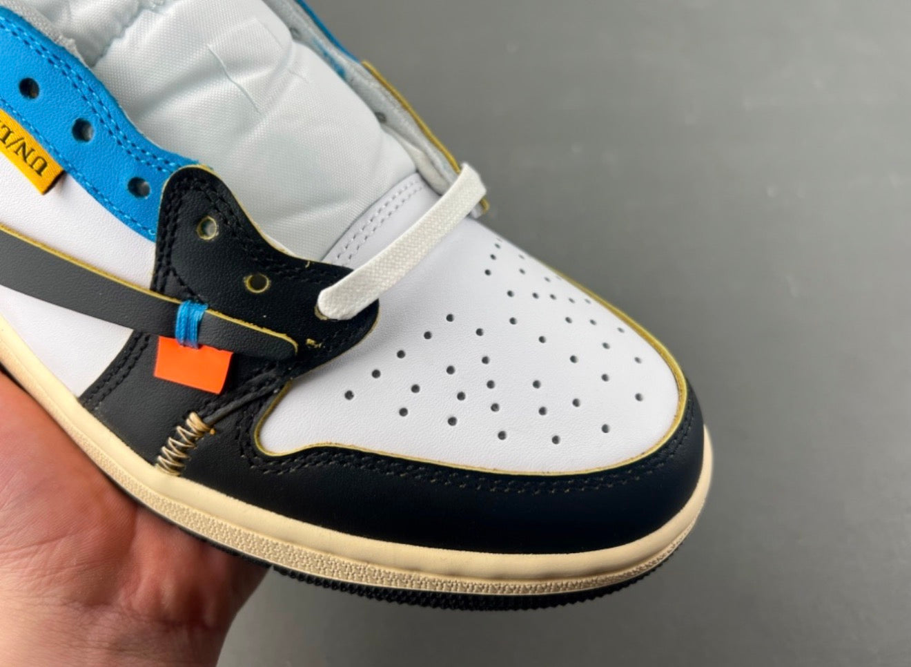 JORDAN 1 LOW TRAVIS SCOTT
