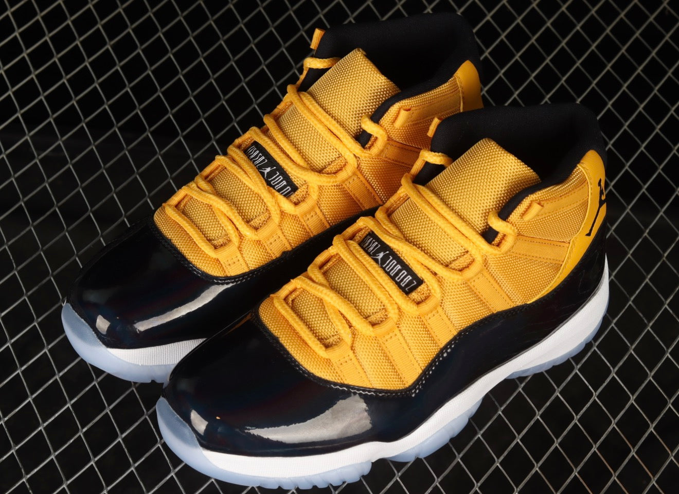 AJ11 AIR JORDAN 11 (WOMEN)
