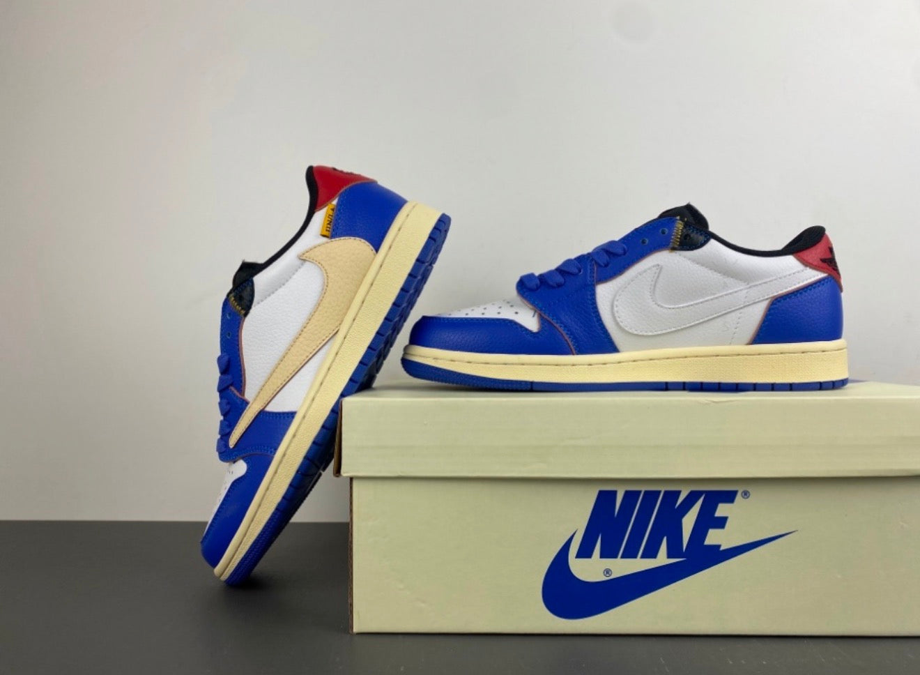 JORDAN 1 LOW TRAVIS SCOTT