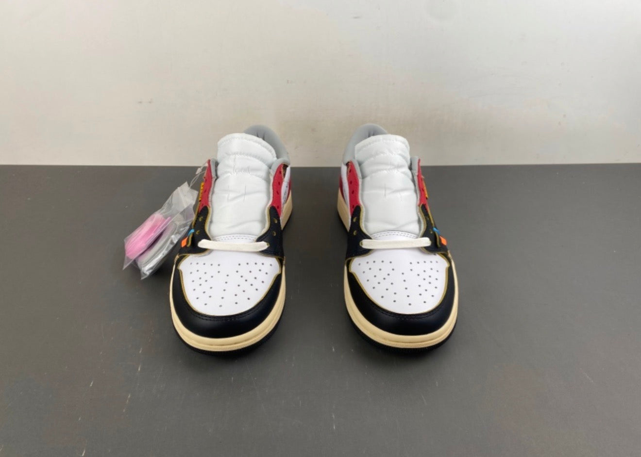 JORDAN 1 LOW TRAVIS SCOTT