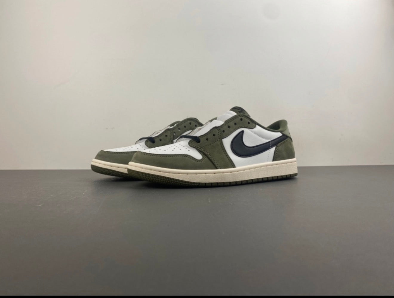 JORDAN 1 LOW TRAVIS SCOTT