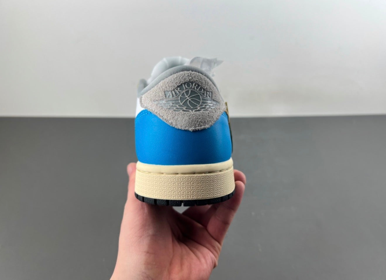 JORDAN 1 LOW TRAVIS SCOTT