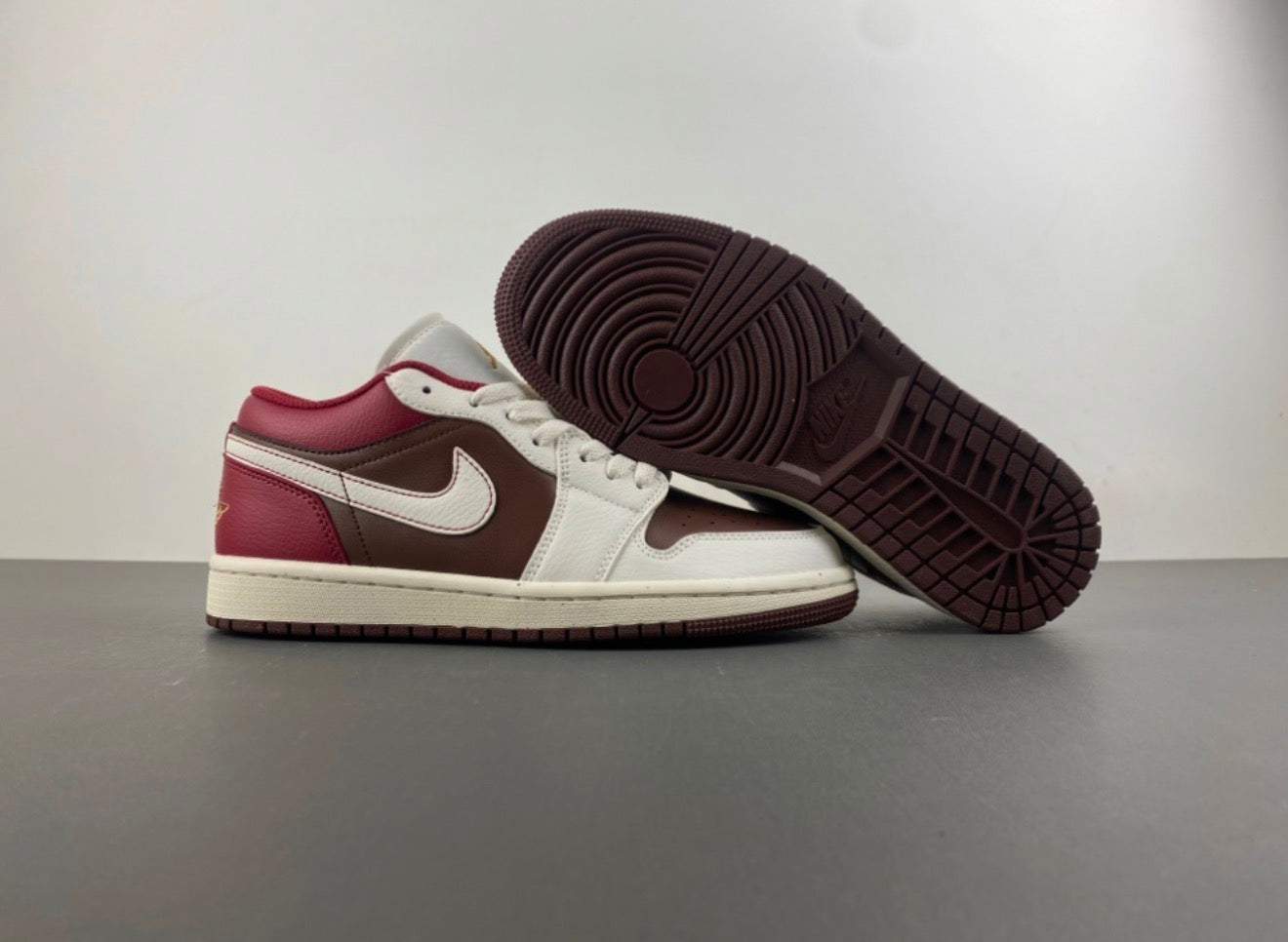 JORDAN 1 LOW TRAVIS SCOTT