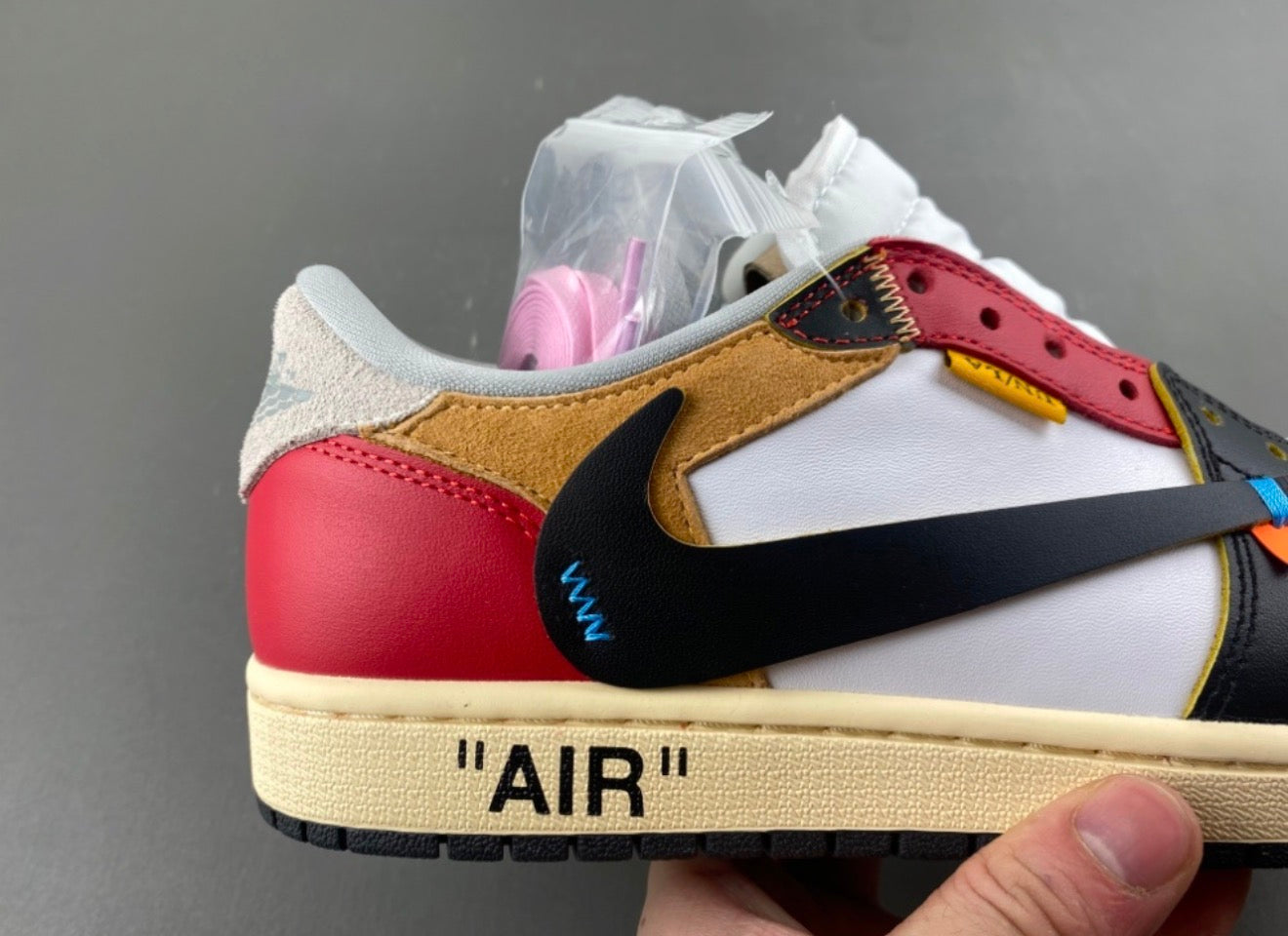 JORDAN 1 LOW TRAVIS SCOTT