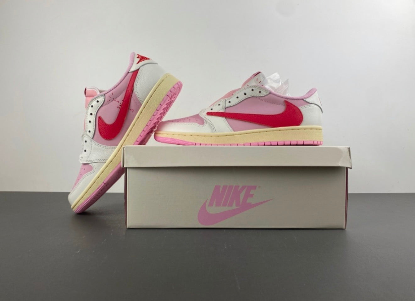 JORDAN 1 LOW TRAVIS SCOTT