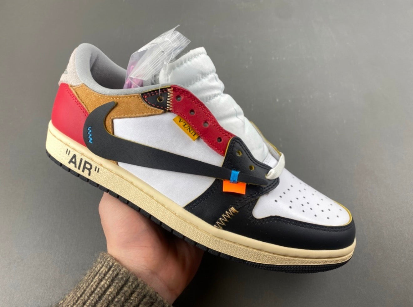 JORDAN 1 LOW TRAVIS SCOTT