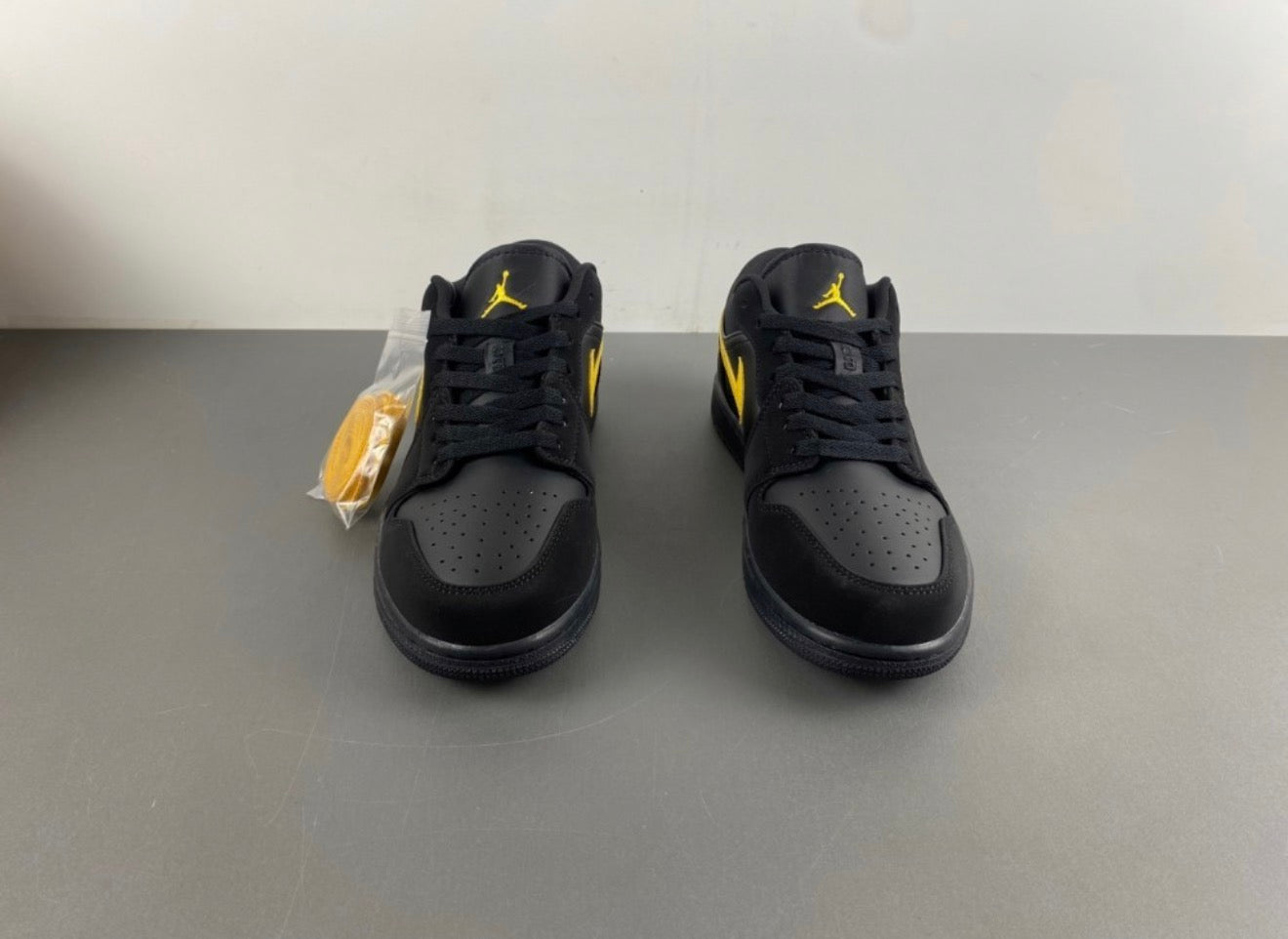 JORDAN 1 LOW TRAVIS SCOTT