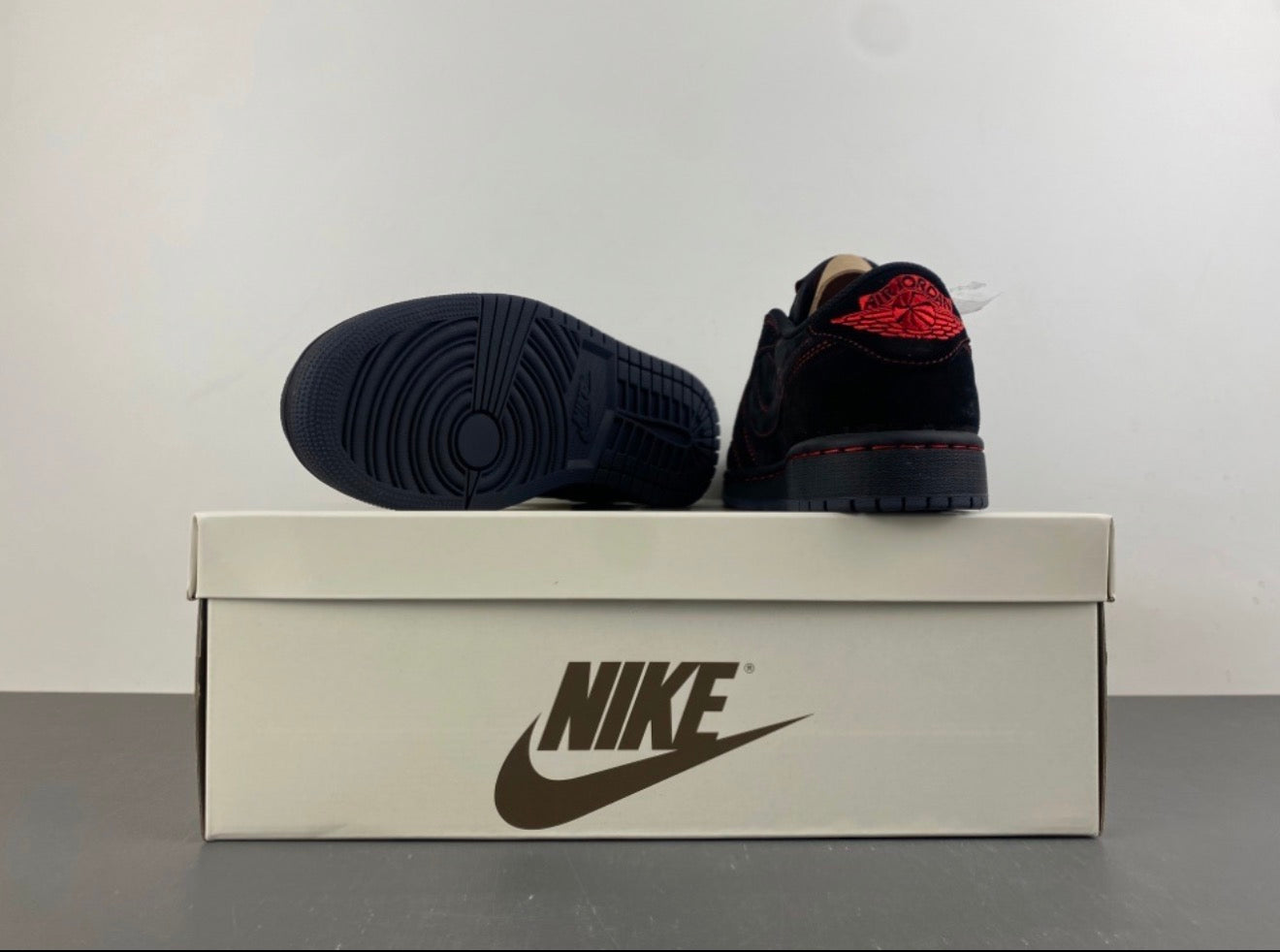 JORDAN 1 LOW TRAVIS SCOTT