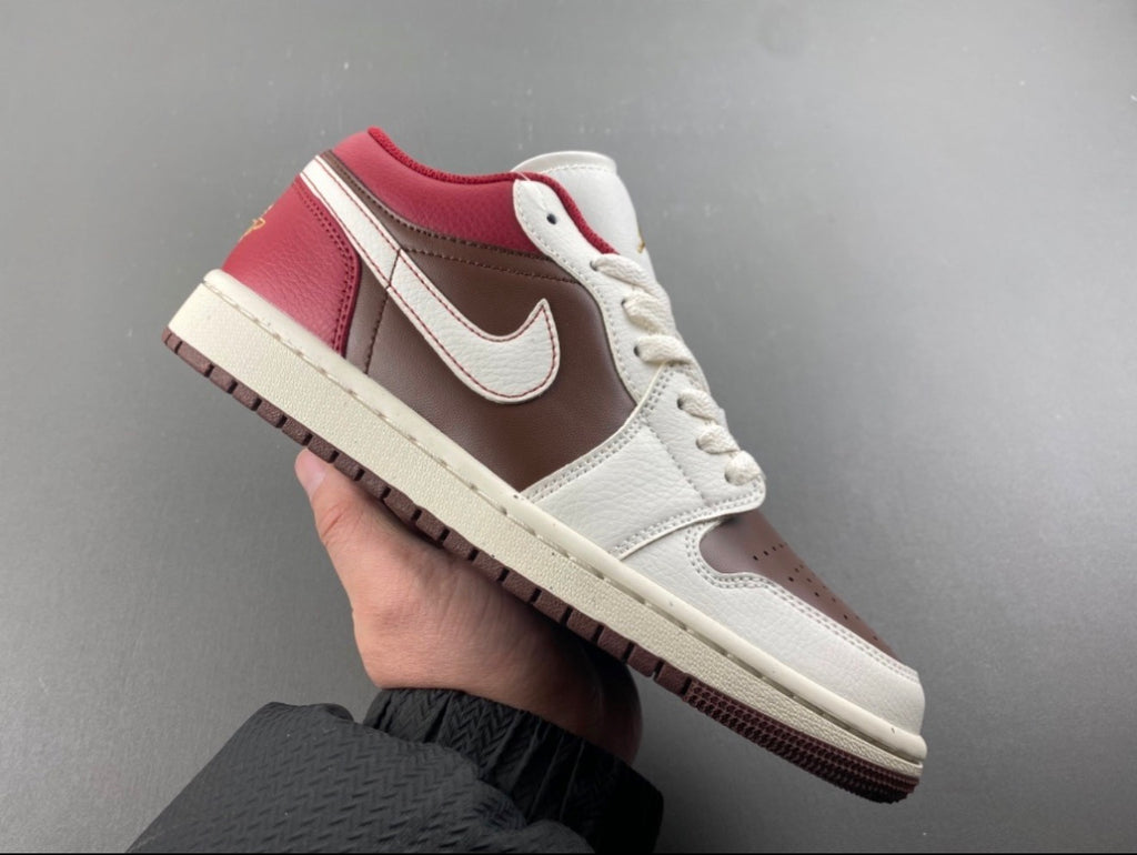 JORDAN 1 LOW TRAVIS SCOTT