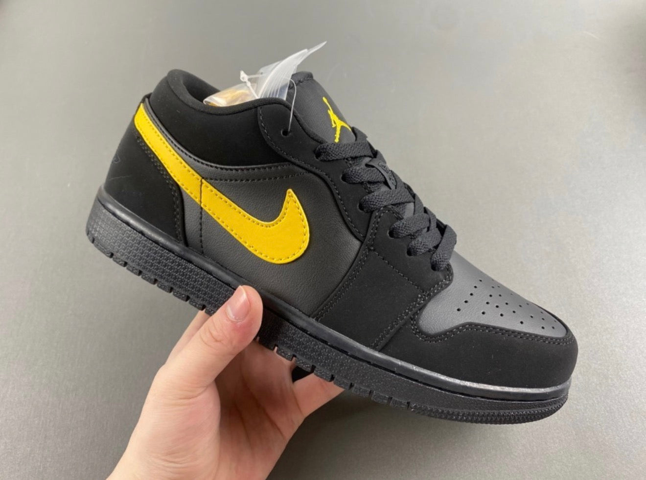 JORDAN 1 LOW TRAVIS SCOTT