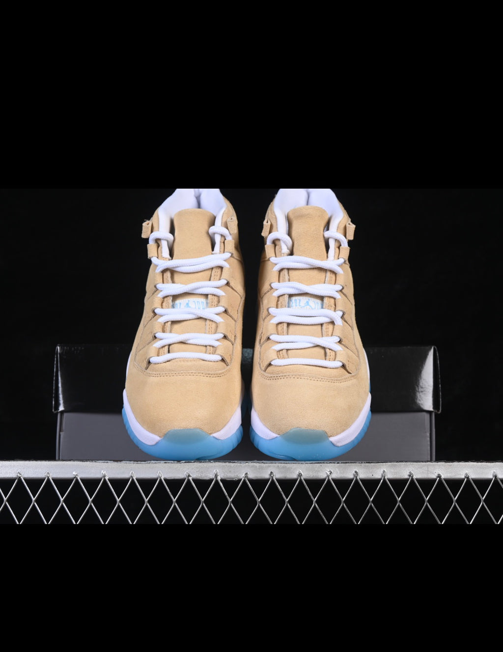 AJ11 AIR JORDAN 11 (WOMEN)