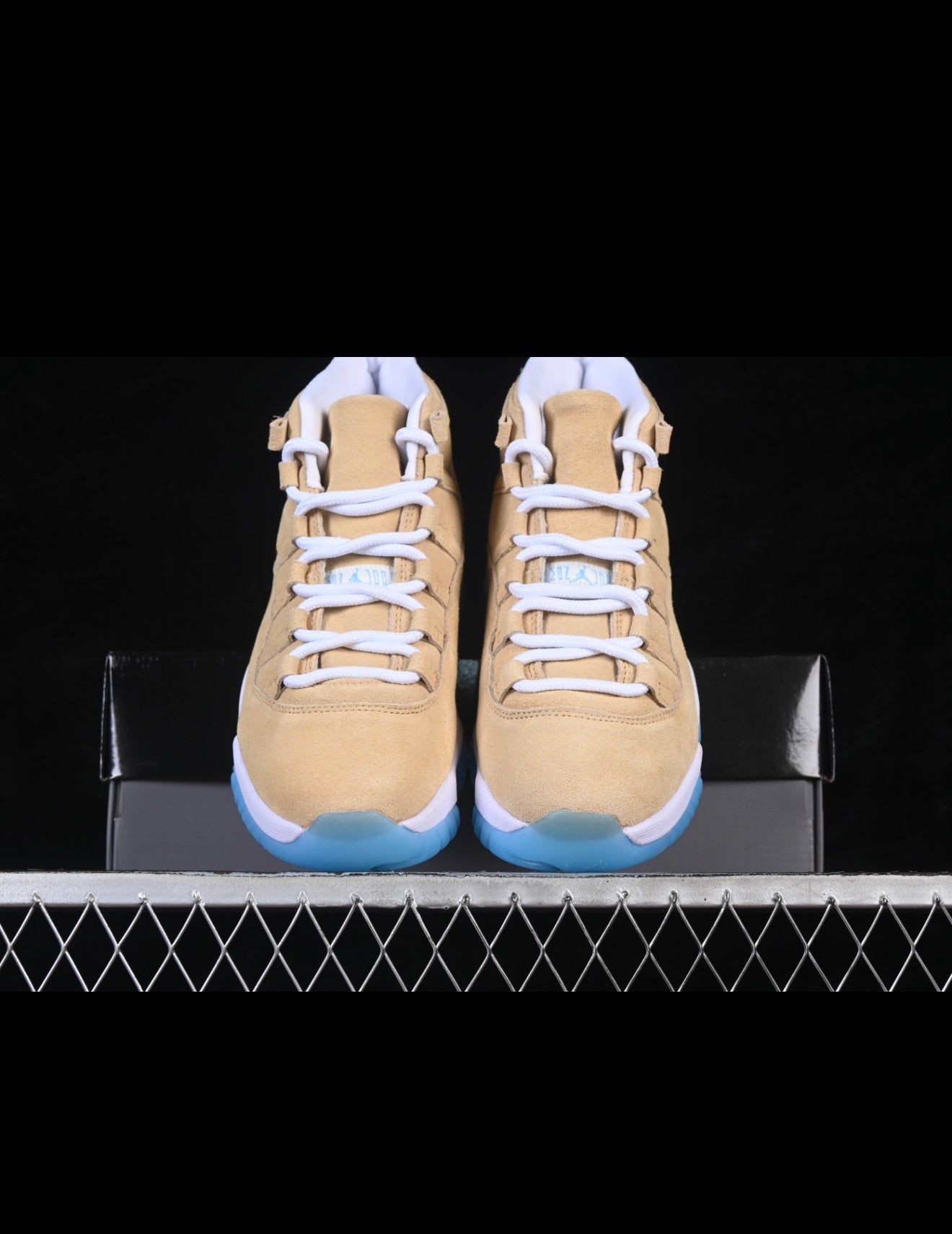 AJ11 AIR JORDAN 11 (WOMEN)