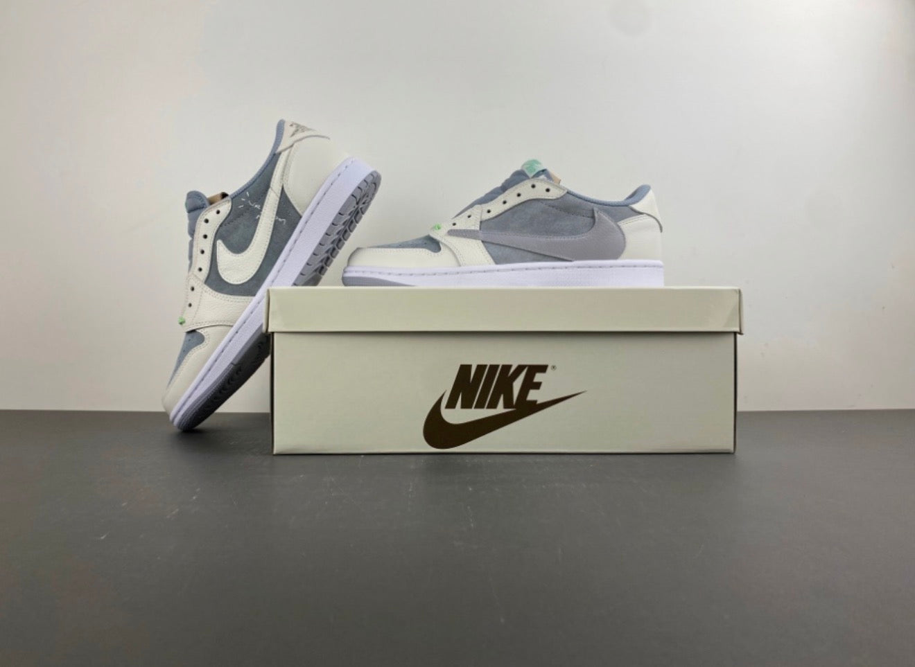 JORDAN 1 LOW TRAVIS SCOTT