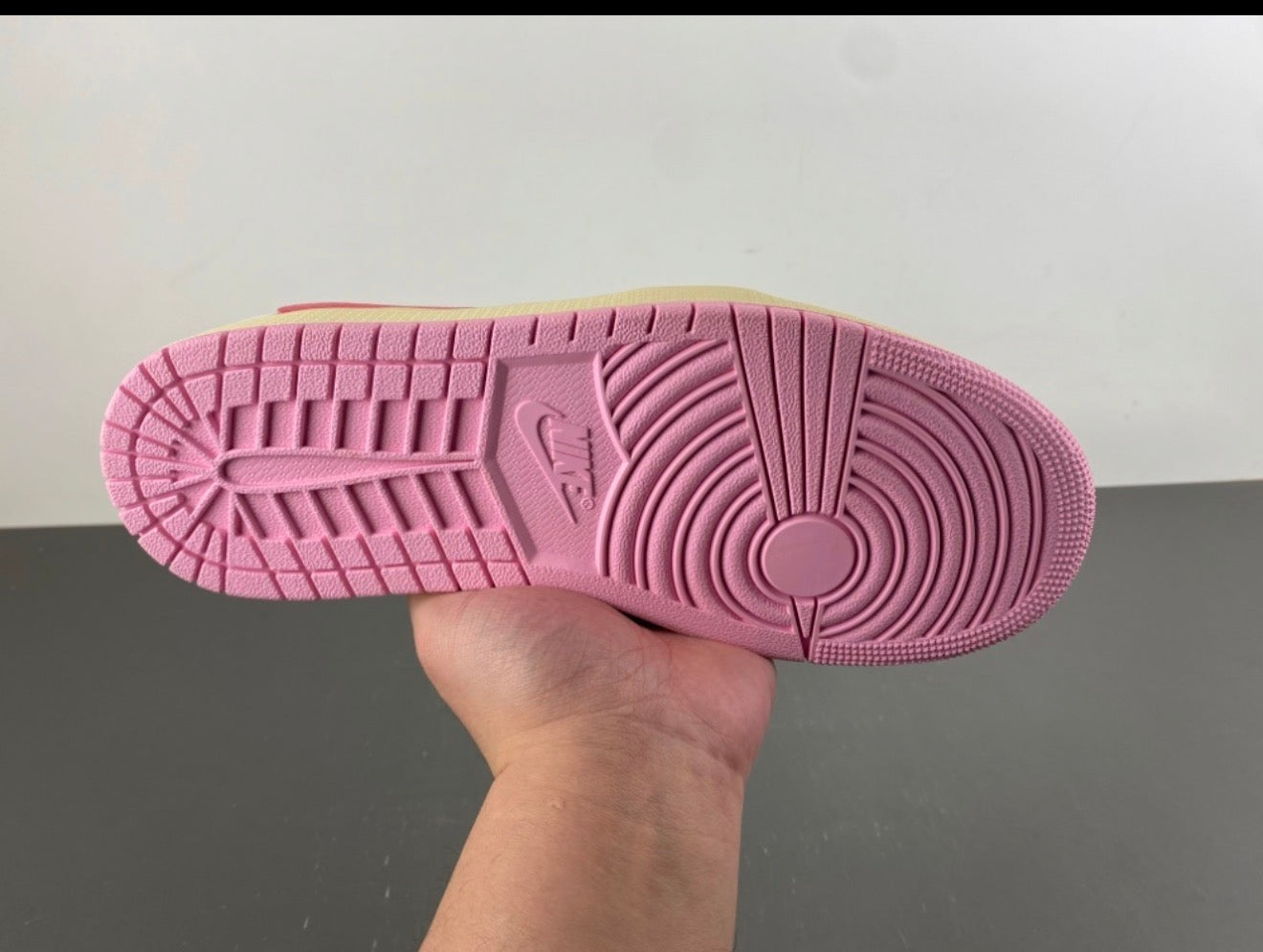 JORDAN 1 LOW TRAVIS SCOTT
