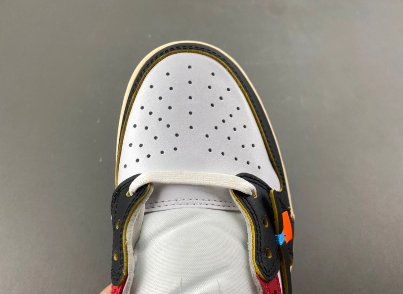 JORDAN 1 LOW TRAVIS SCOTT