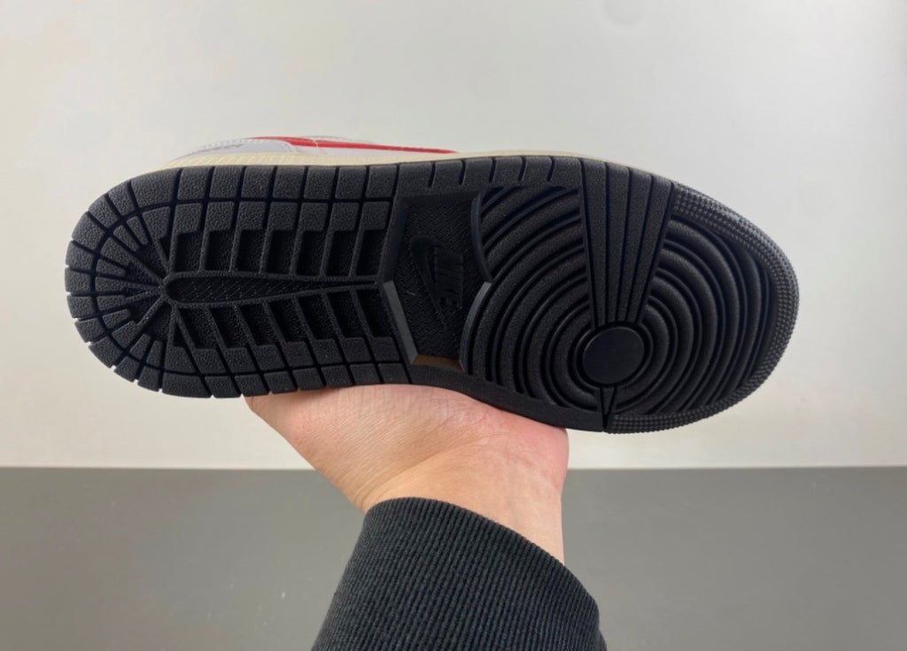 JORDAN 1 LOW TRAVIS SCOTT