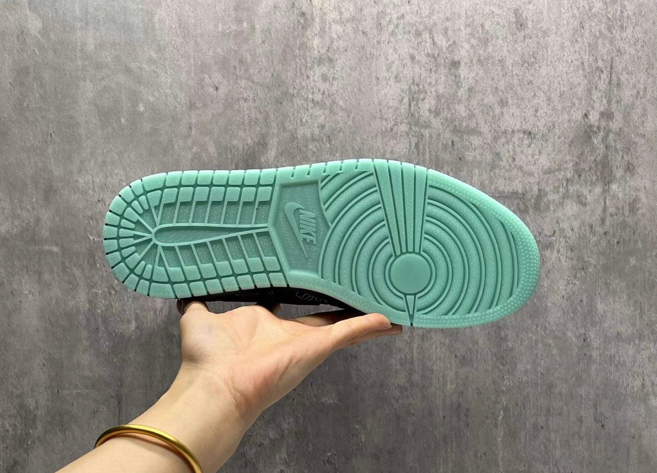 JORDAN 1 LOW TRAVIS SCOTT