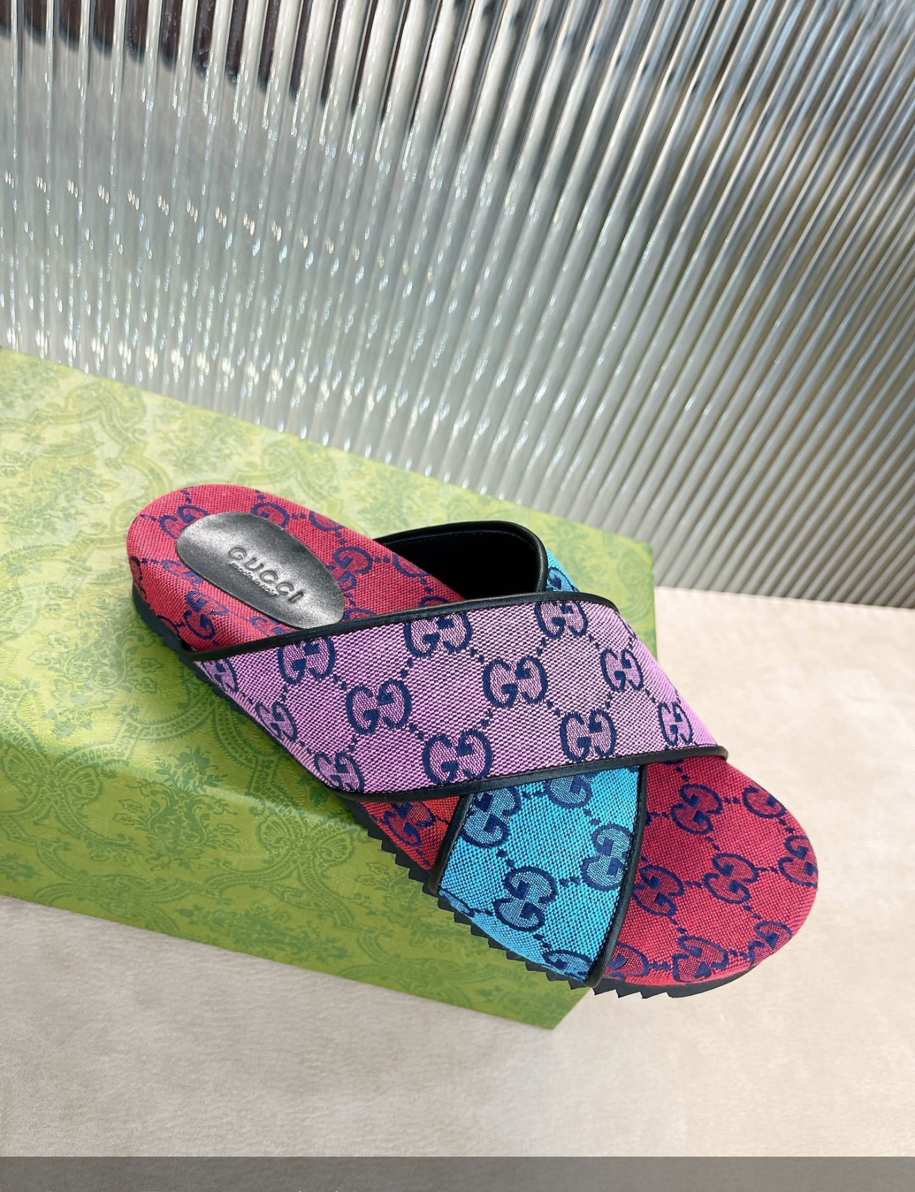 Gucci slides multicolored (ASK ON CHAT GENDER PREFERENCE AND SIZE)