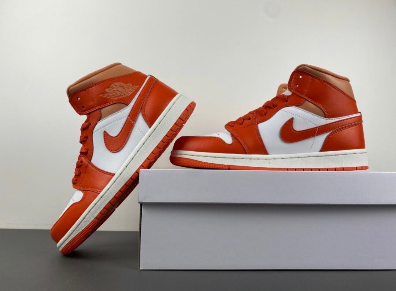 AJ1 AIR JORDAN 1 HIGH (WOMEN)